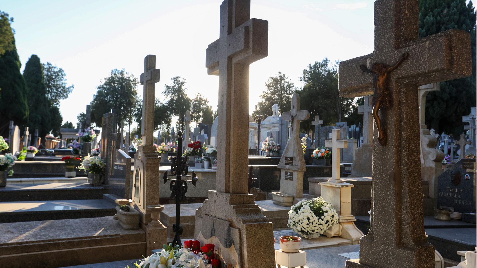 Un cementerio preparado para la festividad de Todos los Santos