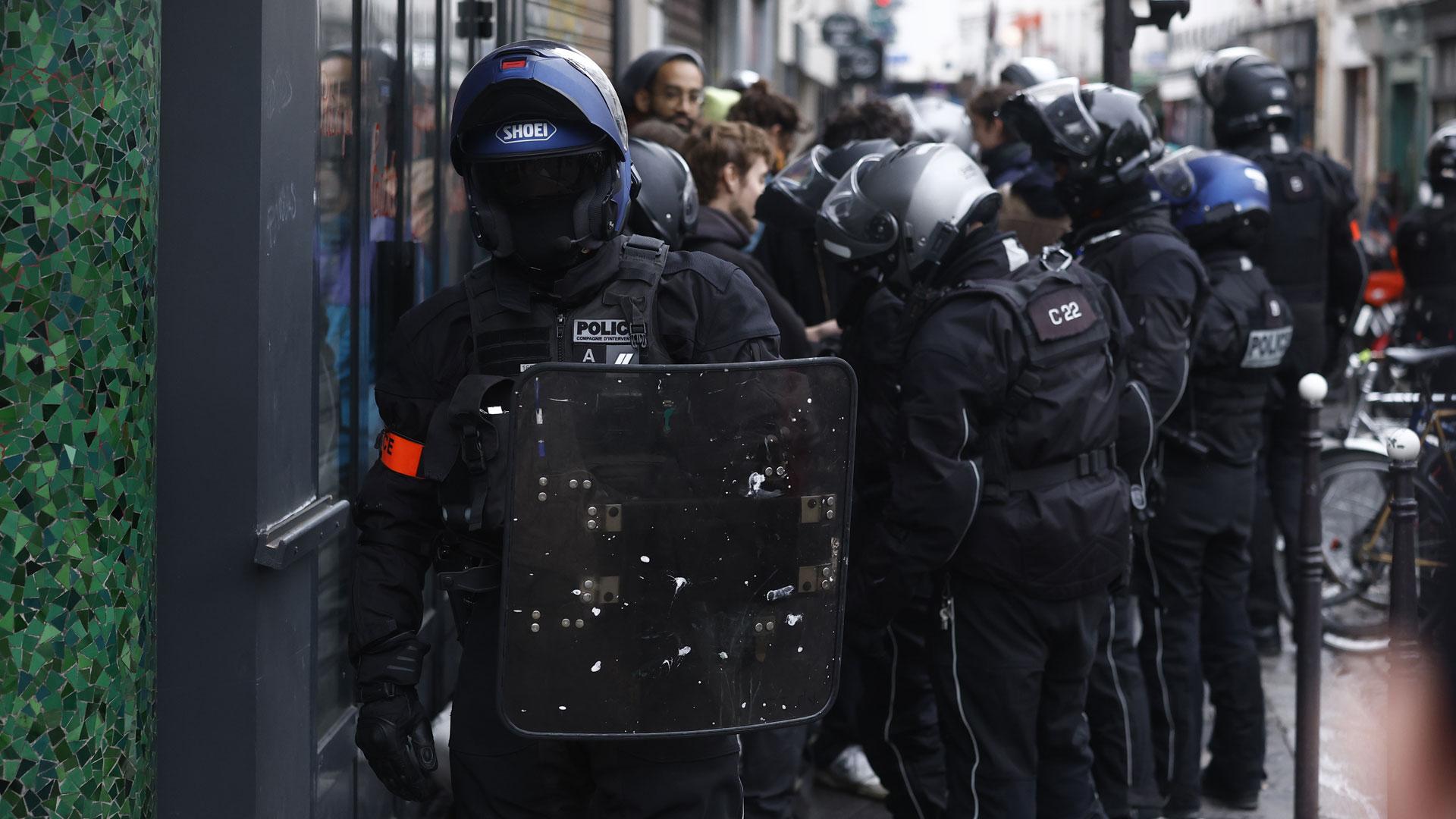 Agentes antidisturbios patrullan cerca de la plaza de la Bastilla, en París