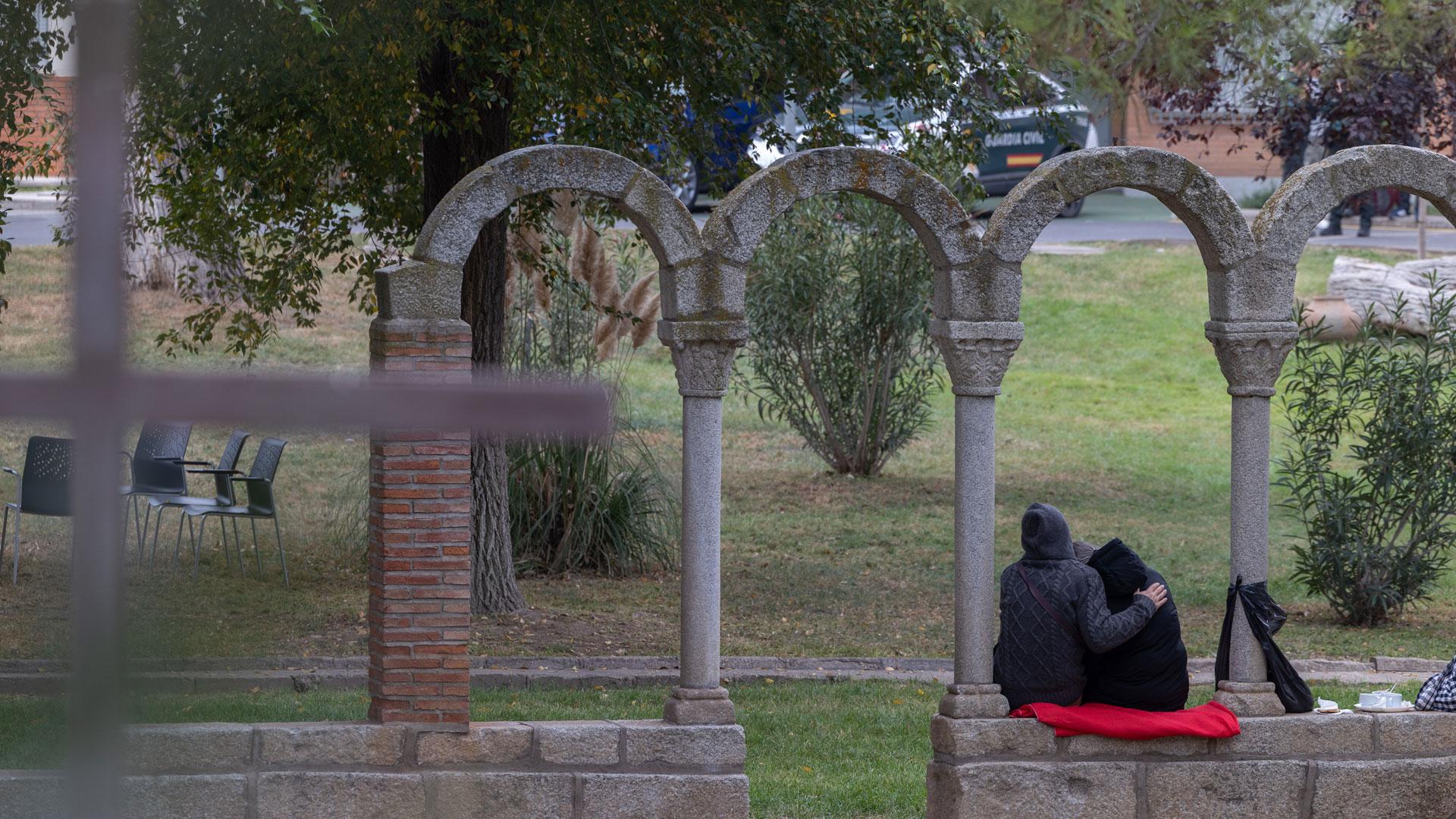 Vista de la casa sacerdotal de Toledo donde se encuentran los familiares de los desaparecidos en el accidente ferroviario de Urda a la espera de recibir noticias