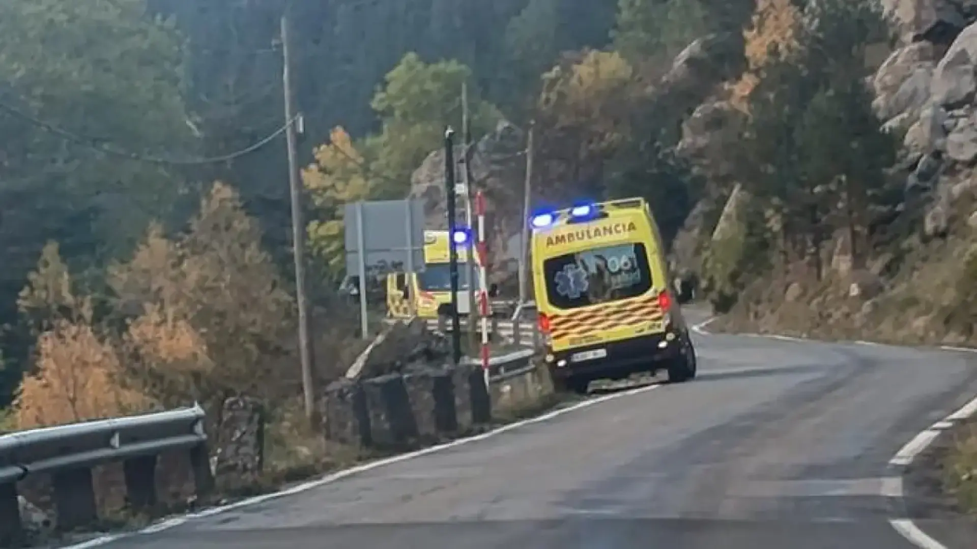 Las emergencias sanitarias estacionadas en la carretera de Plan para atender al electrocutado