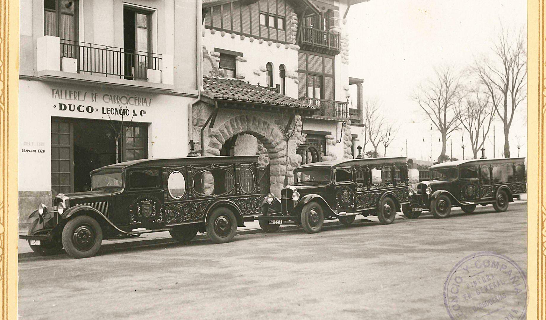 Los coches fúnebres pamploneses, en una fotografía de José Galle que se guarda en el Archivo Municipal de Pamplona.