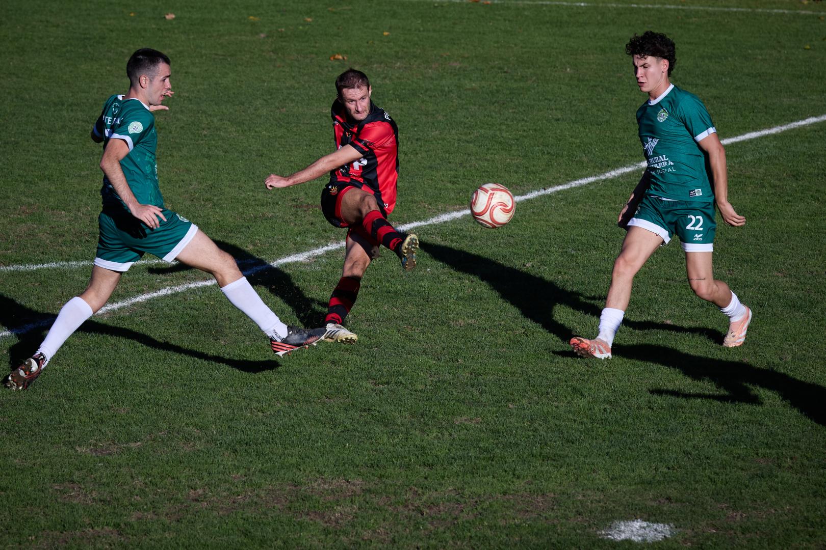 Disparo de Asier Lasanta, futbolista del Avance
