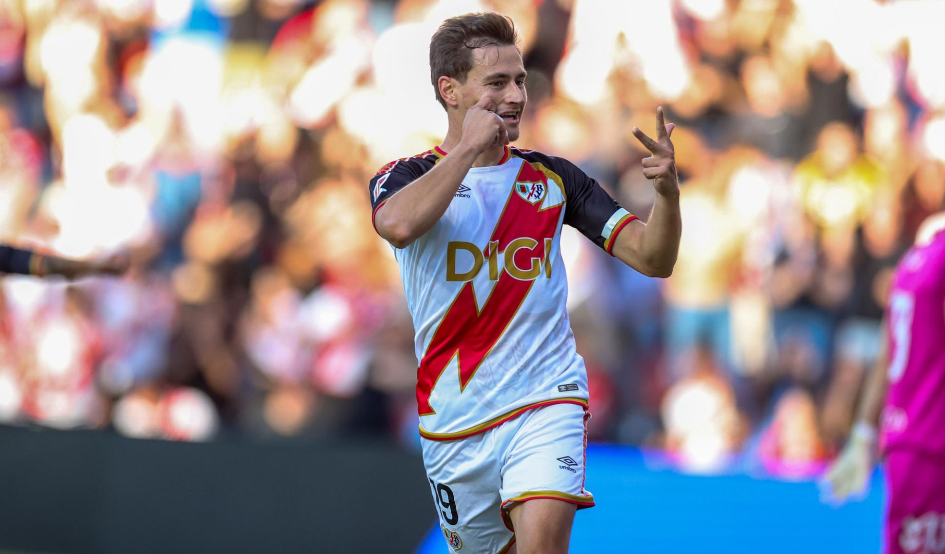 El delantero del Rayo Vallecano Jorge de Frutos celebra tras anotar el primer gol del equipo