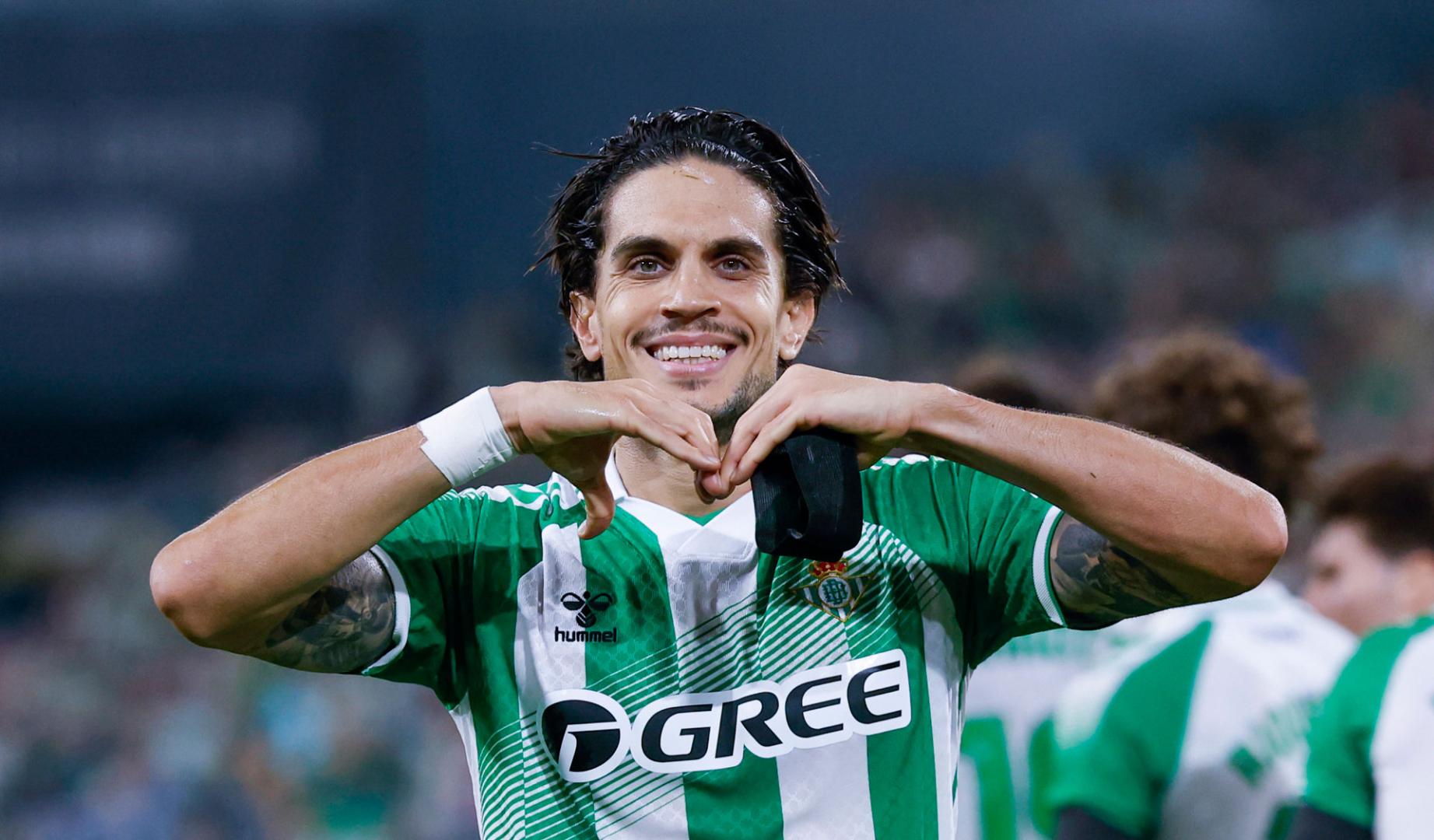 El defensa del Betis Marc Bartra celebra tras marcar el 1-0, durante el partido de LaLiga de fútbol que Real Betis y Málaga CF disputan este sábado