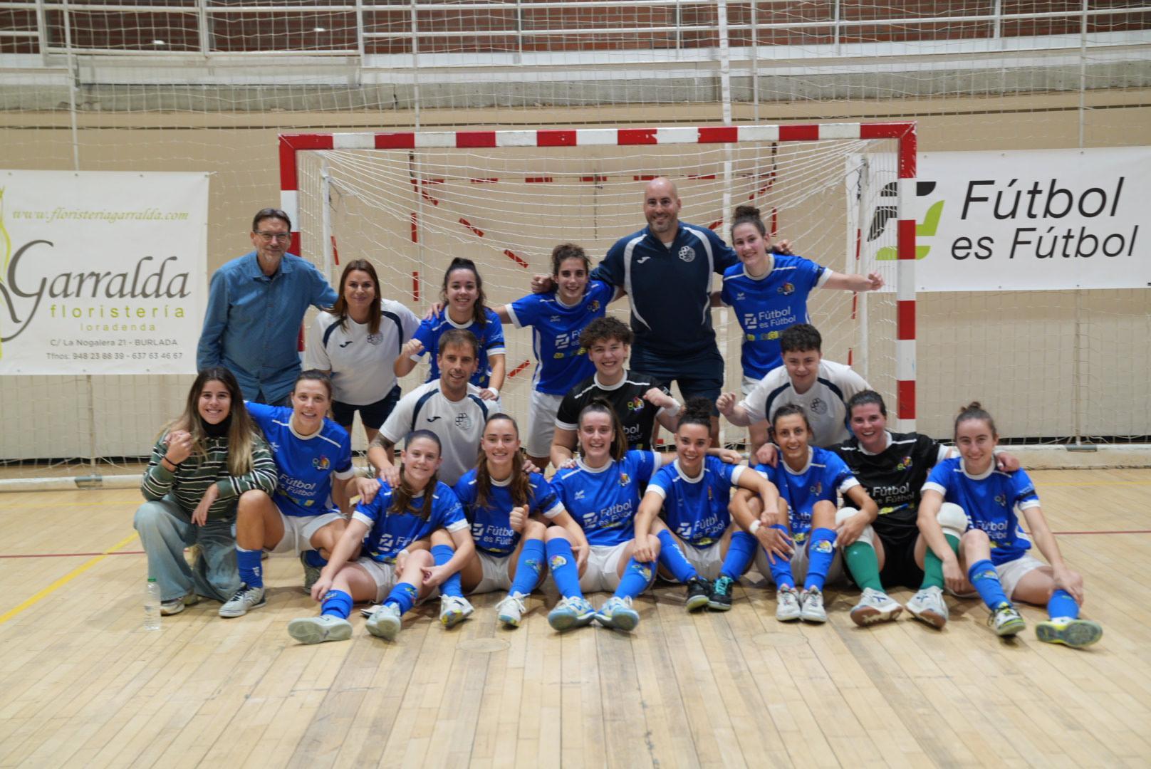 La plantilla del Txantrea celebra una victoria que se le resistía desde el pasado 26 de septiembre.