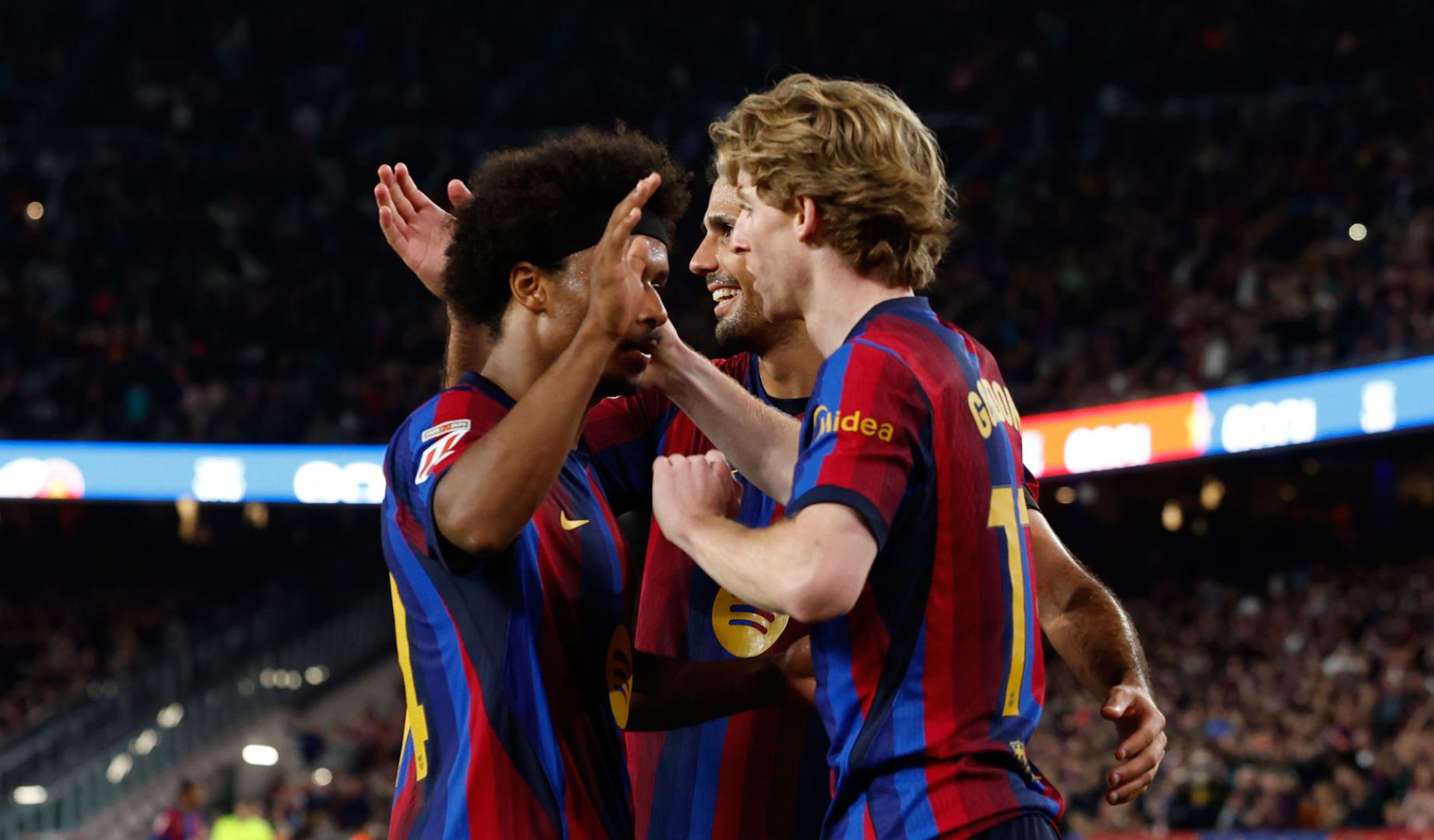 El delantero británico del Barcelona Anthony Gordon (d) celebra con sus compañeros tras marcar el 6-0
