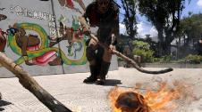 Un grupo de artistas realiza la demostración de un juego de pelota maya para los estudiantes de 17 países que integran la Ruta Maya en Ciudad de Guatemala (Guatemala). Los jóvenes integrantes de la Ruta Maya se encuentra en este país después de visitar El Salvador y Honduras con el fin de convertirse en "voceros" de los pueblos indígenas, informó el director de la expedición, el peruano Rubén La Torre.