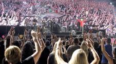 La banda estadounidense Bon Jovi, durante el concierto que ofrecieron en el estadio olímpico Lluis Companys de Barcelona, dentro de su gira Open Air.