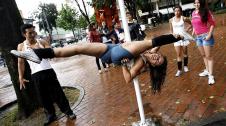 Exhibición de pole dance en el parque El Virrey de Bogotá (Colombia).