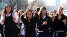 Estudiantes universitarios y de secundaria junto con otros sectores sociales se manifiestan hoy, martes 9 de agosto de 2011, por el centro de Santiago de Chile en un paro nacional convocado para demandar una educación pública, gratuita y de calidad