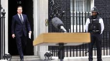 Tras tres días de disturbios en Tottenham y otras zonas de Londres en protesta por la muerte de un joven balerado por la policía, el primer ministro, David Cameron, ordenó la activación de 16.000 agentes para "restablecer el orden".