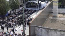 Alemania homenajea a los muertos por intentar saltar el Muro de Berlín
