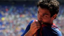 Cesc Fábegras ha pasado este lunes el reconocimiento médico, ha firmado su nuevo contrato y ha sido presentado como jugador del Barcelona en el Camp Nou ante 35.000 seguidores.