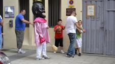 La comparsa de Gigantes y Cabezudos ha amenizado este domingo por la mañana las calles de Berriozar