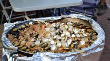 Los Gigantes y la paellada popular han marcado la agenda festiva del domingo en las fiestas de Mendillorri