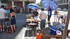 Los vecinos de Nuevo Artica han podido disfrutar de una degustación de chistorra momentos antes del concurso de calderetes mientras bailaban al ritmo del grupo de percusión Batu Klang