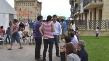 Cientos de personas se han congregado este domingo en la plaza del Palacio de Gorráiz para disfrutar del tercer día de las fiestas de la localidad. Música en vivo, hinchables, tiovivo y atracciones para los más pequeños...