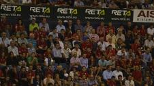 Búscate en la grada del estadio Reyno de Navarra durante el partido que han disputado este martes Osasuna y Sevilla, que ha terminado con empate a cero en el marcador.