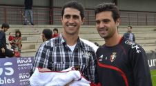 La plantilla de Osasuna con los 'osasunbebes', los aficionados rojillos más jóvenes