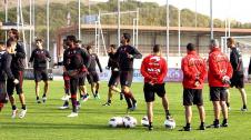 En la víspera del encuentro contra el Zaragoza, los jugadores de Osasuna han realizado un suave entrenamiento en las instalaciones de Tajonar. El entrenador rojillo, José Luis Mendilibar, ha programado una sesión de rondos, lanzamientos a puerta y partidillos.