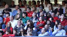 Búscate en la grada del Reyno de Navarra durante el partido Osasuna 2 - Levante 0