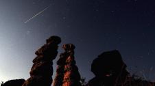 Imágenes del cielo en Kuklice (Macedonia), donde se observa el paso de un meteorito