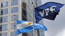 La presidenta argentina, Cristina Fernández, declaró este lunes de "utilidad pública y sujeto a expropiación" el 51% del patrimonio de la petrolera YPF, controlada por la española Repsol.