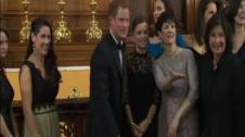 El príncipe Enrique se fotografía con un grupo de féminas