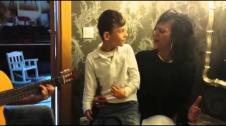 Adrian Martin Vega canta con su hermana 'Qué bonito'