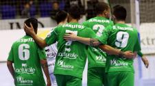 Los jugadores del Magna celebran un gol.