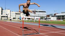 El atleta de Barañáin Sergio Fernández durante un entrenamiento en Larrabide a finales de junio, tras conseguir la mínima para los Juegos Olímpicos de Río de Janeiro, en los que debuta hoy.