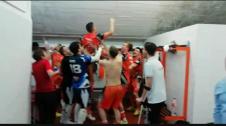 Celebración de jugadores y técnicos del Aspil-Vidal en el vestuario