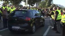 Los taxistas han extendido su protesta por el centro  Barcelona 0m 57s. Locutado ETIQUETAS  huelga taxistas barcelona Formato de video  1100kbps (mp4) DESCARGAR Descargar texto del vídeo Descargar fotos de la noticia Tensión a las puertas del Parlament. Los taxistas han intentado entrar y los mossos han cargado para evitarlo. De ahí se han ido todos a la ronda litoral. Una de las principales circunvalaciones de Barcelona. Han cortado el tráfico y se han ensañado con este coche de Uber, con varios turistas dentro. Después han dirigido sus pasos  el puerto. Aquí sí han roto el cordón policial y han conseguido entrar. Está siendo una ronda itinerante de protesta por la ciudad. Mientras los VTC se manifiestan en otro punto. Todos los coches están parados en la Diagonal.  -Redacción-