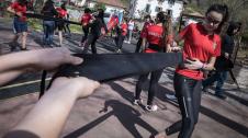 El frontón de Erratzu, localidad del valle de Baztan, fue el escenario este pasado fin de semana de la tercera jornada de los Juegos Deportivos de Navarra dentro de la modalidad de Deporte Rural o Herri Kirolak. Allí se dieron cita cerca de 400 jóvenes para practicar distintas modalidades.