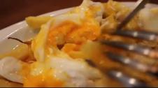 El New York Times despierta el apetito de medio mundo con los huevos rotos típicos de España