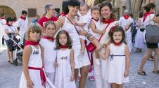 El 27 de agosto, los vecinos de Estella se echaron a la calle para disfrutar de la tradicional procesión en honor a San Andrés y la Virgen del Puy, en la que participaron agrupaciones musicales, dantzaris y la comparsa de Gigantes y Cabezudos.
