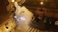 Bomberos de Navarra y agentes locales acudieron al fuego que afectó al motor de un coche en el Paseo Invierno de la capital ribera, sin que se lamentaran daños personales