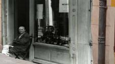 La artista gráfica Garbiñe Basarte recrea en bajos comerciales sin uso tiendas típicas que simulan estar abiertas