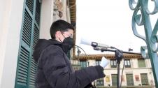 Tudela ha celebrado este domingo el Día Mundial de la Poesía con la lectura de veinte poemas cortos de distintos autores desde los balcones de la Casa del Reloj de la plaza de los Fueros.