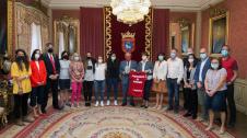 El Ayuntamiento de Pamplona ha recibido en la Casa Consistorial a la directiva, cuerpo técnico y capitanas del Club Atlético Osasuna Femenino, que hasta la última jornada disputada este domingo ha luchado por ascender a la máxima categoría del fútbol femenino nacional, la Primera Iberdrola.