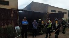 Fotos del incendio de material abandonado en una nave en la avenida del Instituto.