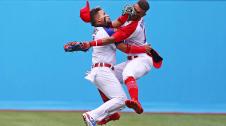 Dos jugadores dominicanos chocan durante su partido de béisbol