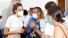 Los Reyes Felipe y Letizia conversan con las personas alojadas en el acuartelamiento de El Fuerte, tras ser evacuadas de sus viviendas como consecuencia de la erupción de un volcán el La Palma.