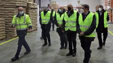 El ministro de Agricultura, Luis Planas, quien ha visitado este jueves las instalaciones de la cooperativa Grupo AN, ha mostrado el compromiso del Gobierno de apoyar "de forma muy estrecha" este sector de actividad, compuesto por unas 3.500 cooperativas en España.