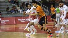 Anás pugna por el balón con un rival de ElPozo durante el partido Anás pugna por el balón con un rival de ElPozo durante el partido