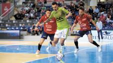 osasuna magna Mancuso, ex de Osasuna Magna, controla el balón ante la presión de Raúl Rocha y Linhares