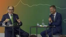 El presidente de Iberdrola, Ignacio Galán, ha tratado de defender las bondades de las tarifas libres de electricidad -las que están acogidas a precios estables- haciendo hincapie en el error que cometen, a su juicio, los clientes que aún se encuentran con la tarifa regulada (el PVPC). Lo ha hecho este jueves en Sagunto (Valencia), donde se presentaba la primera gran gigafactoría de baterías para coches eléctricos, al recordar que un 80% de los españoles "no pagan el precio del 'pool'" o mercado mayorista eléctrico, y que "solamente los tontos" que siguen con la "tarifa regulada marcada por el Gobierno" pagan más por la luz.