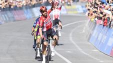 gendt El belga Thomas De Gendt, del Lotto Soul, celebra el triunfo tras entrar primero en la meta de Nápoles