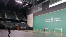 Primera toma de contacto de Joseba Ezkurdia con el frontón del Navarra Arena, escenario de la final del Manomanista 2022