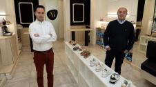 A la izquierda, Alberto Gembero Lázaro en la nueva zapatería remodelada y donde toma el relevo a su padre, a la derecha, Alberto Gembero Herce A la izquierda, Alberto Gembero Lázaro en la nueva zapatería remodelada y donde toma el relevo a su padre, a la derecha, Alberto Gembero Herce